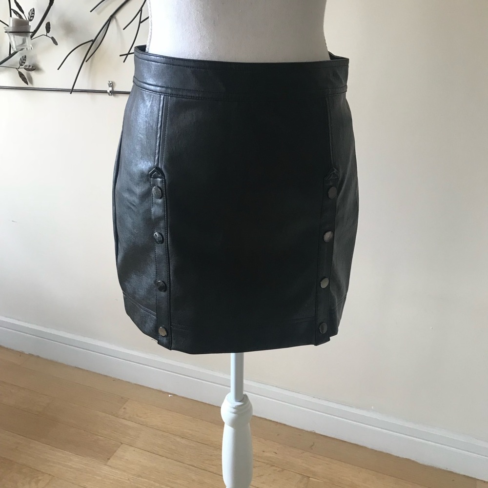 Devlin by Parker Black Vegan Faux Leather Mini Skirt w Button Detail Size 6 NWT - Picture 7 of 14